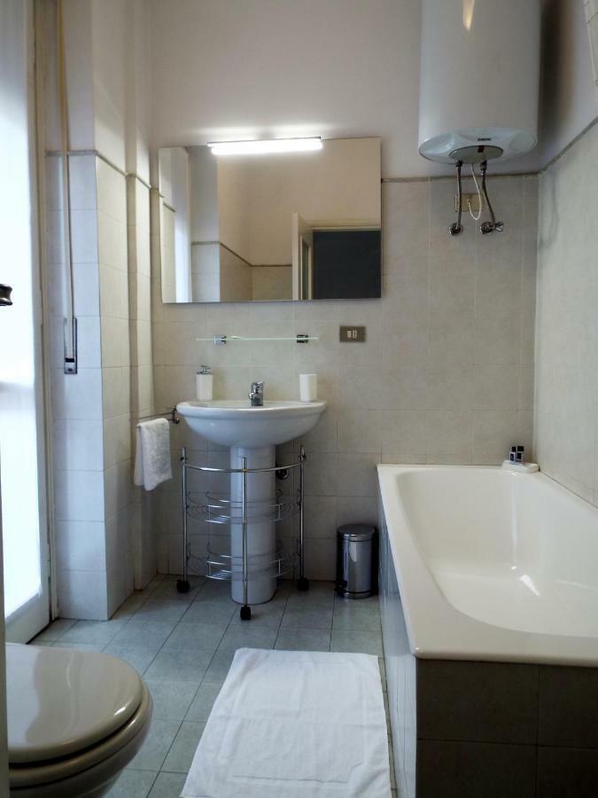 Lacaralele Apartment Milán Exterior foto
